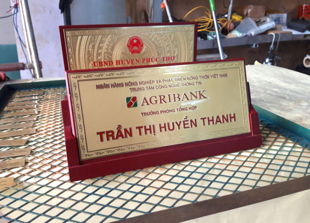 biển chức danh để bàn cao cấp